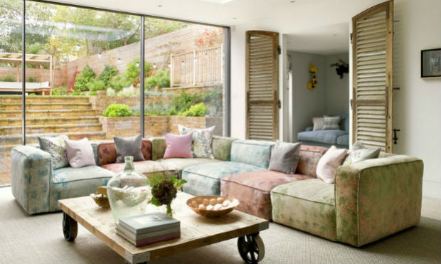 Sofa w kwiaty. Mebel, kt&oacute;ry może ożywić stonowane wnętrze