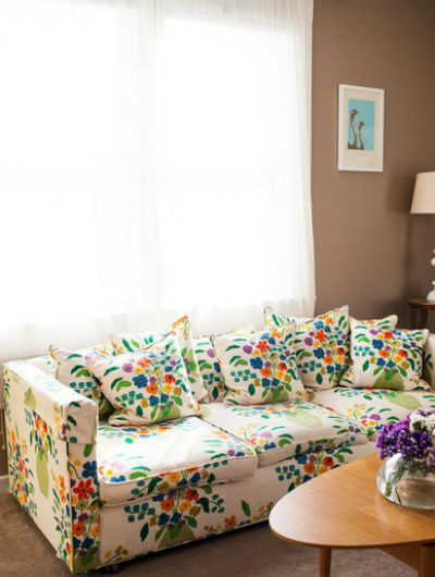 Sofa w kwiaty. Mebel, kt&oacute;ry może ożywić stonowane wnętrze