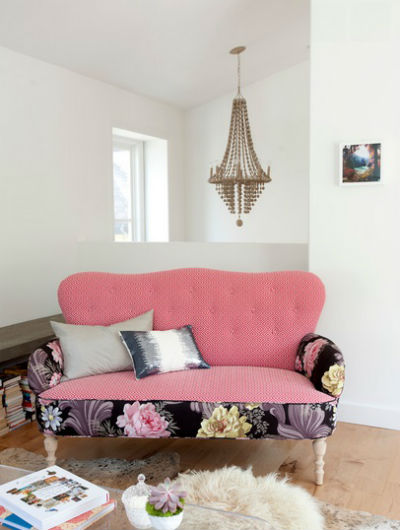 Sofa w kwiaty. Mebel, kt&oacute;ry może ożywić stonowane wnętrze