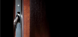 Jakie zabezpieczenia powinny mieć drewniane drzwi?